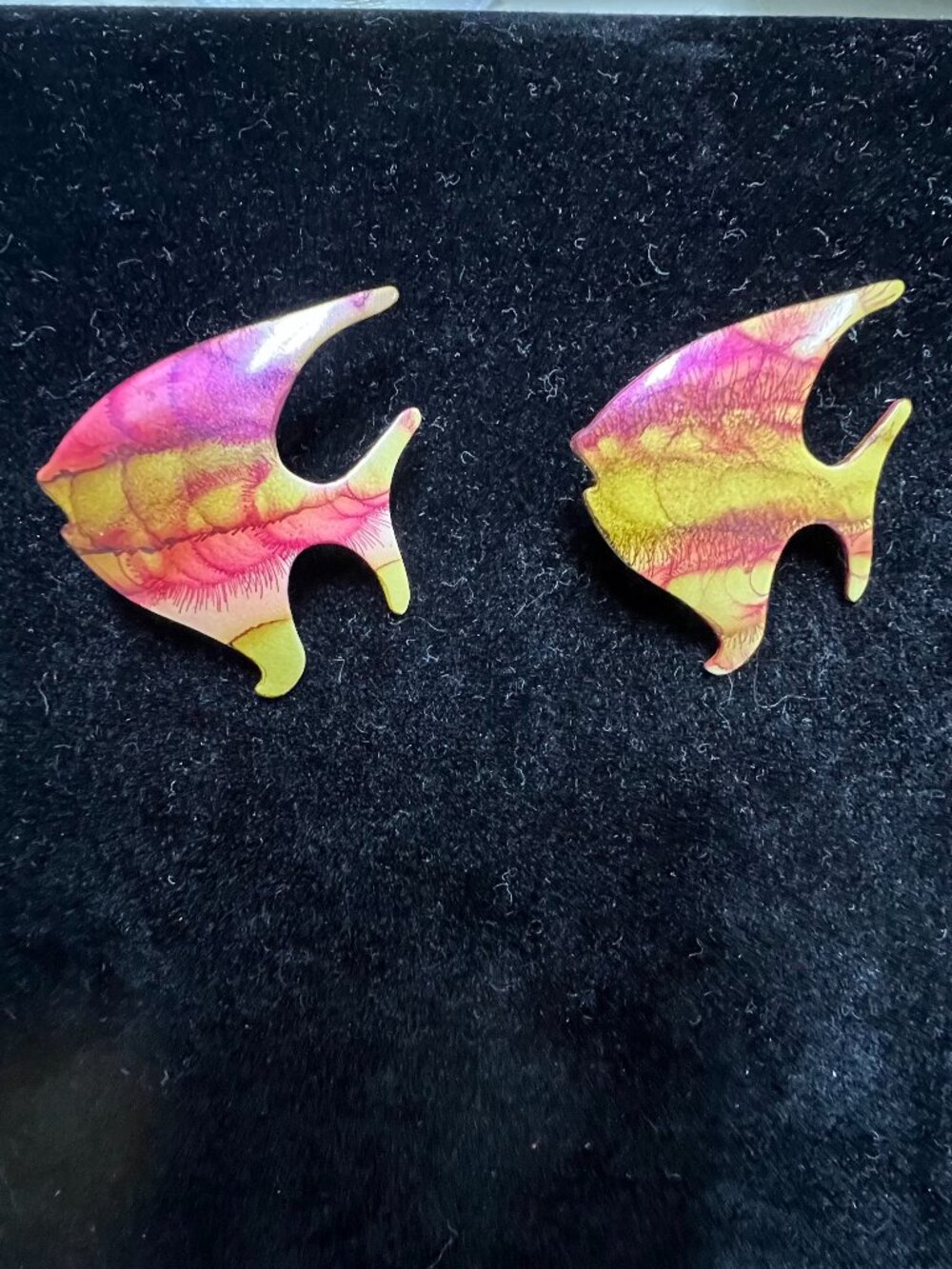 Yellow and pink fish earrings Pierced enamel summervibe beachcore water Theme